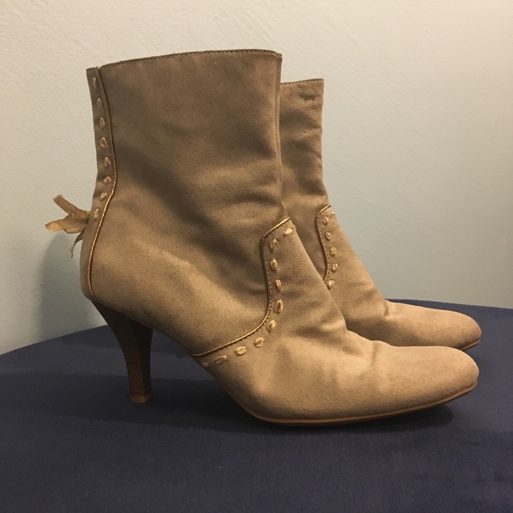Predictions Tan Size 6.5 Suede Boots